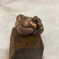 'En kærlig hånd' 
Bronze skulptur på Pokkelholt træ