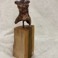 Kvinde torso på sokkel af Pokkenholt træ