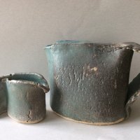 Gloria Jensen
Stentøjs te og fløde kander
12 cm høj , 7cm. Høj